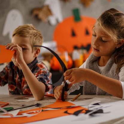 Let's decorate the estate for Halloween